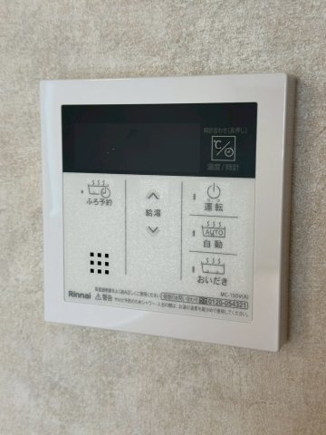 キッチン近くに設置された給湯器パネル。お風呂の準備もボタン一つで完了します。家事の合間に操作できる配置で、忙しい朝や夕方の時間帯も効率的に。温度調節も簡単で、家族それぞれの好みに合わせられます♪