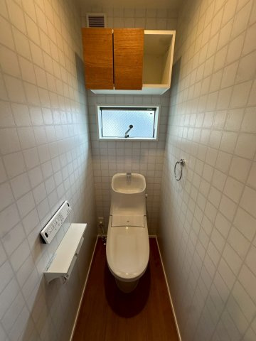 3階にもトイレを完備。夜間の使用や、家族が重なる時間帯もストレスなく利用できます。各階に設置されていることで、階段の上り下りの負担も軽減。住む人の利便性を追求した、家族想いの設計が魅力です。