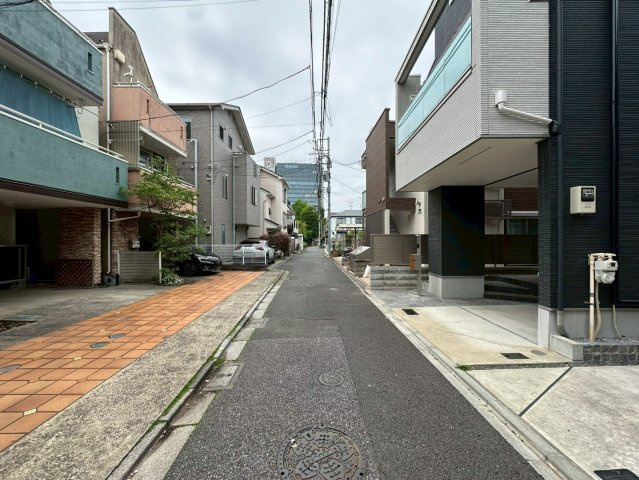 南側幅員約4.0mの私道に接する前面道路。落ち着いた住宅街が広がり、小さなお子様がいるご家族も安心して歩ける環境です。都心でありながら開放感があり、毎日の外出や帰宅を軽やかな気持ちにさせてくれます！
