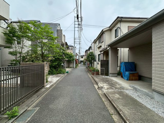 整備された平坦な道路は、ベビーカーの移動や荷物が多い日の歩行もスムーズです。周辺には植栽のある住宅も多く、四季の移ろいを感じながら散策を楽しめます。日々の暮らしに安らぎと利便性を添える住環境です。