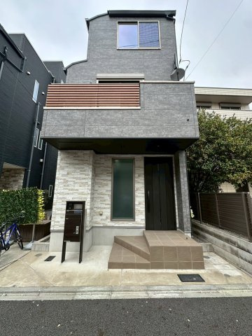 周囲の街並みと調和しつつ、存在感を放つスタイリッシュな佇まい。バルコニーのデザインも美しく、外からの視線を遮りつつ光を取り込みます。大切なわが家へ帰る喜びを、日々実感できるようなデザインが魅力です。