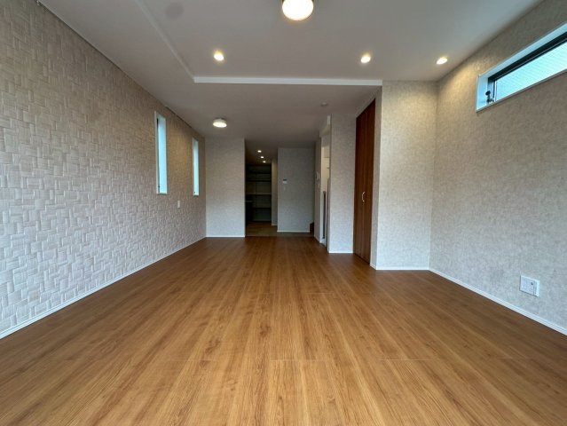 奥行きのある広々としたLDK空間。家具配置の自由度も高く、お気に入りのソファやダイニングテーブルを置いて自分好みのインテリアを楽しめます。窓からの光が部屋の奥まで届き、一日中明るい印象を与えます。