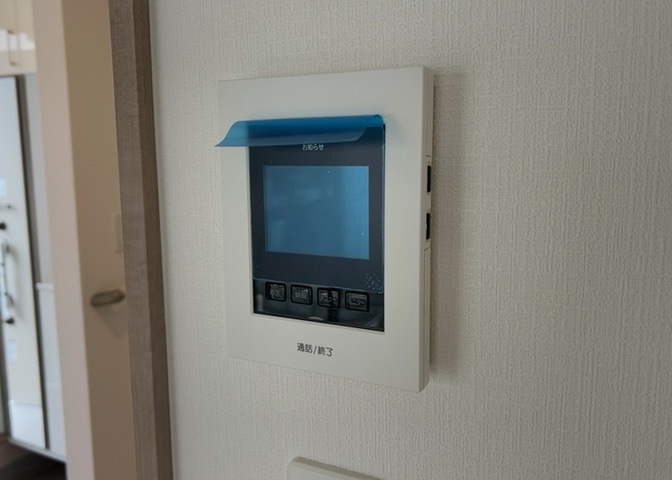 訪問者を室内から映像と音声で確認できるＴＶモニター付きインターホンです。録画機能も備わっており、留守中の来訪者も把握できて一人でのお留守番や夜間の対応時も安心の防犯設備となっております。