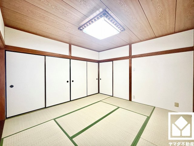 約8帖の和室です。リビングに隣接しており、一体利用も可能です。子どもの遊び場、お昼寝スペース、家族のくつろぎ空間にも。和室があると、暮らしの幅がぐんと広がる。