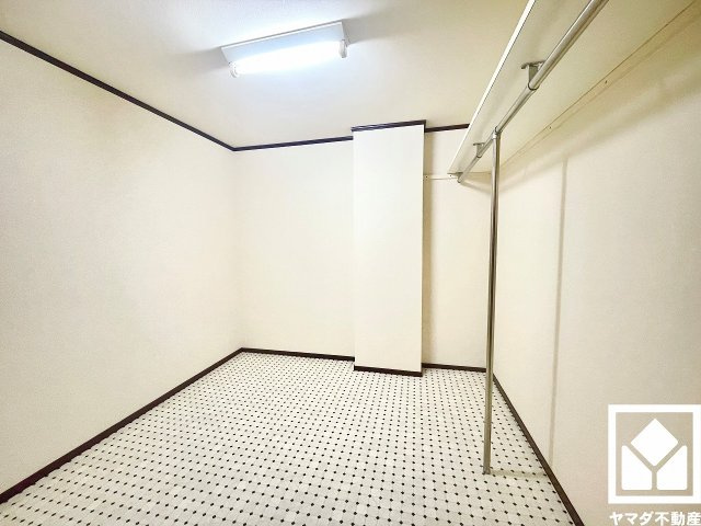 たっぷり収納できる納戸付きだから、家の中をもっとスッキリ。季節の荷物や趣味の道具もしっかり収納。ハンガーパイプを備えており、収納家具を増やさずに衣類を整理しやすい仕様です。
