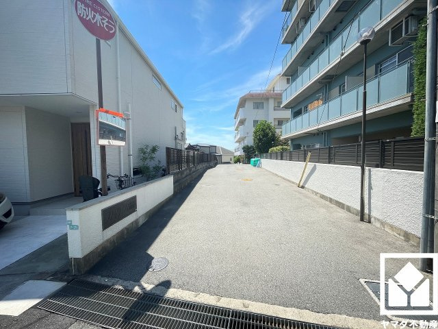 阪急甲陽線「甲陽園」駅まで徒歩6分の立地。夙川駅行きの列車が発車する始発駅のため座席に座りやすく、快適な移動が可能です。毎日の通勤・通学だけでなく、休日のお出かけまで利便性に優れています。
