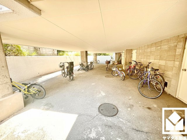 屋根付き駐輪場を設置。雨や日差しの影響を受けにくく、大切な自転車の保管にも便利です。平置きなので、さまざまなタイプの自転車を置きやすい仕様です。