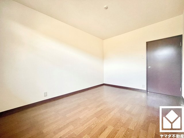約6帖の南側洋室です。お子様のお部屋などにも丁度良い広さです。独立したお部屋なのでプライベートな時間をゆったり過ごせそうです。