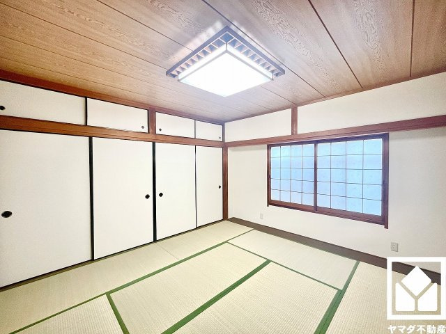 約8帖の和室です。陽光がたっぷり差し込む洗練された和の空間。温かみのある畳のスッキリとしたデザインが、暮らしを心地よく彩ります。