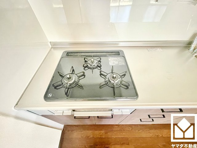 家族のごはん作りがはかどる、同時調理ができる3口コンロ付き。