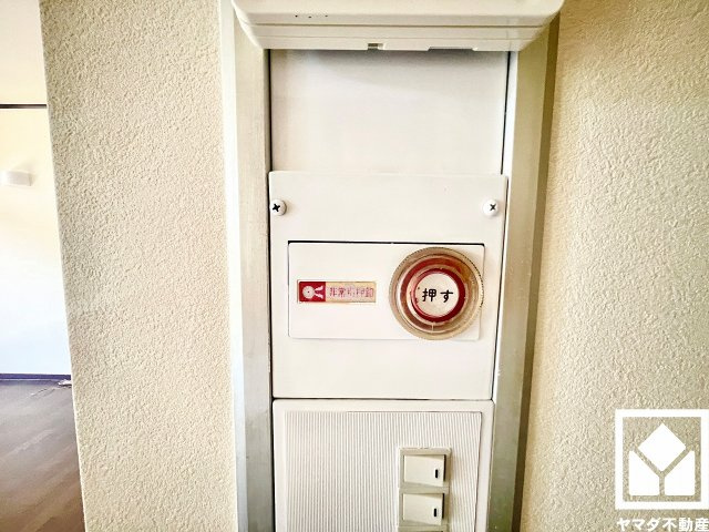 リビングに非常用ボタンが設置されています。セキュリティにも配慮された仕様です。