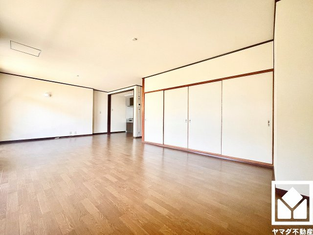 広々24帖のLDKが魅力。家族全員がリラックスできる、ゆったりとした快適リビングで温かい団らんの時間を。