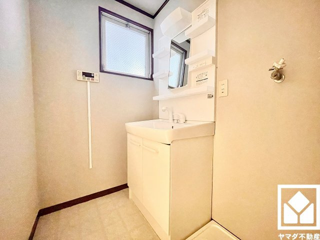 収納付きでスッキリお使い頂ける洗面台です。洗面ボウルが広めなので、忙しい朝でも身支度がしやすく時短になります。
