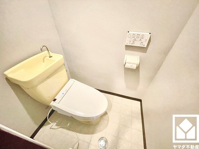 落ち着いたデザインと使いやすさを兼ね備えたトイレです。毎日使う場所だからこそ、快適性にも配慮されています。