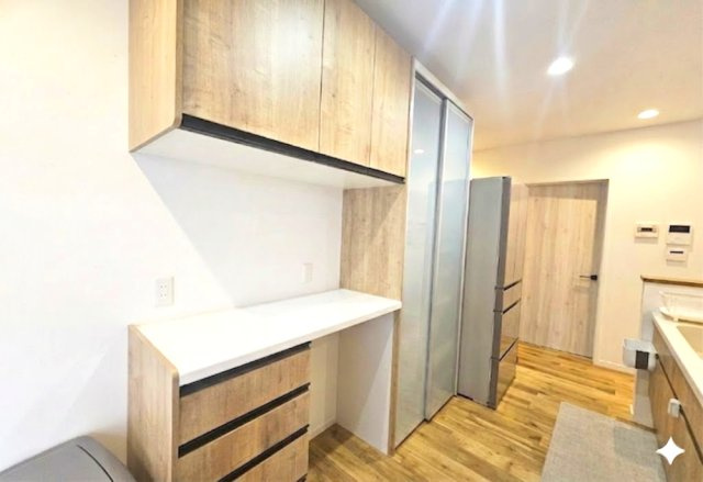 キッチンの後ろにはカップボードがあるので、お皿の収納や炊飯器等の家電を置くのにも最適です。