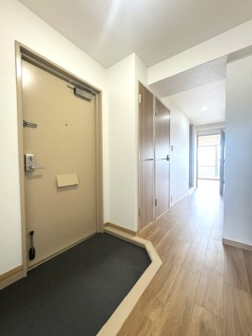 家に入ると広々とした玄関がお出迎え！即お引渡し可能です。内覧をご希望の際はお気軽にお電話ください。※掲載中の写真は広角レンズで撮影のため、実際の見え方とは異なります。