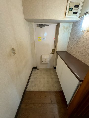 白基調の玄関は明るい雰囲気