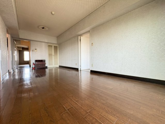 バルコニー側からリビングダイニング