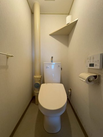 清潔感のあるホワイトのフロアタイルと温水洗浄便座付きトイレです