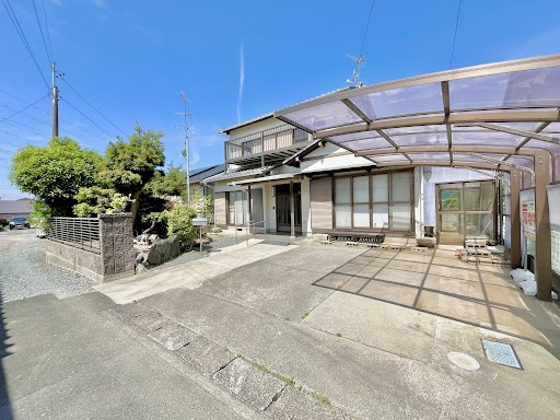 カーポート付き！スペースを有効活用した使いやすい設計です。