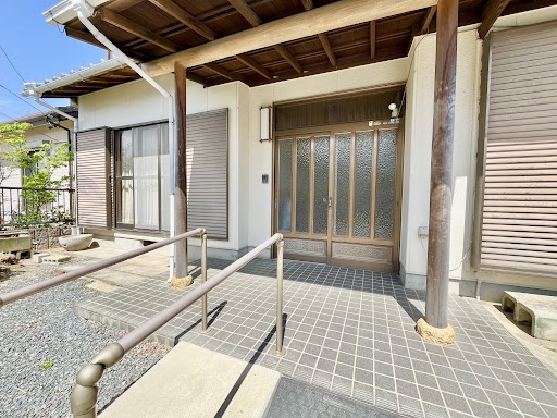 玄関に手すり付きで、日々の出入りも安心。