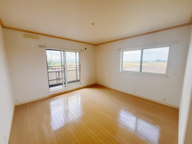 ■2階洋室｜どんな家具も合わせやすいデザイン！シンプルなつくりだからこそどんな色味・どんな素材の家具もしっくりマッチします♪