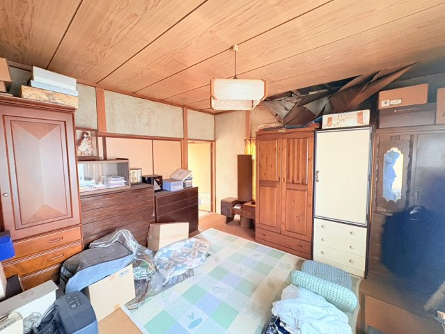 2階の和室8帖はゆとりある広さが魅力。家具を置いても圧迫感がなく、寝室や客間としても使いやすい空間です。現状の和の雰囲気を活かしつつ、クロスの張替え等リフォーム次第で、より快適な空間へ変更可能です。