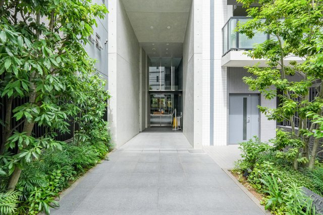 エントランス・ロビーは二層吹き抜けとなっており開放感ある迎賓の空間を演出しています。