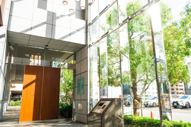 【風除室】伸びやかな二層吹き抜けに、天井まで届くガラスウォールで、開放感あふれるエントランス！