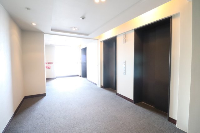 【居住フロア　エレベーターホール】外からの視線が届かない、安心の内廊下設計！天候にも左右されません！