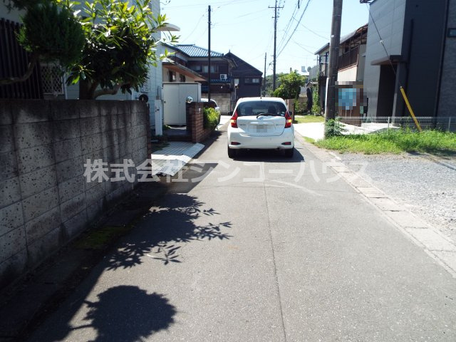 前面道路は幅員約4メートルの公道です。