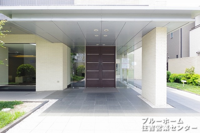 重厚感のあるエントランスです！オートロック付きでセキュリティー面も安心♪