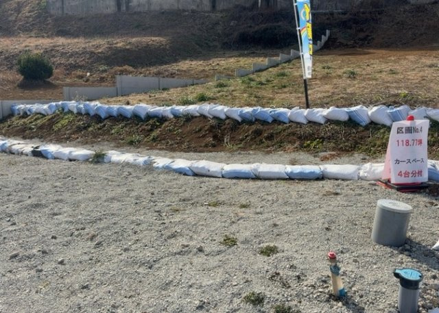 土地の形が極端に長細かったり、狭小地、あるいは道路との高低差がある傾斜地だった場合、後々売ろうとしても買い手がつかない場合もあります。後々、売却することになった時に価値の下がらない土地を選びましょう。