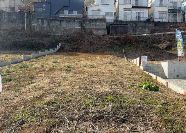 土地の面積＝住宅面積ではありません。建ぺい率の問題などで、土地のある場所によって住宅を建てられる面積は限られています。高さもしかり、「土地」という言葉の中には、建築条件も含まれると考えておきましょう。