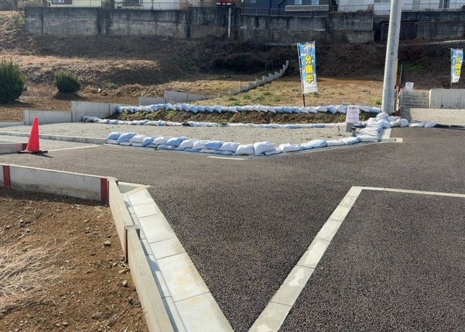 家を建てる場合、方位は要チェックです。現実的に日当たりのよい家ならばリビングは南側、建築基準法でも北側に当たる家への配慮は求められています。土地を見学に行く際は、方位磁針を持って行くようにしましょう。