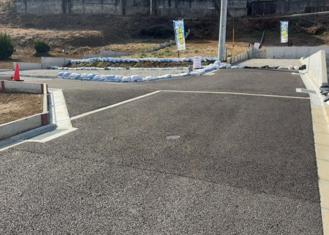 土地を買う際、住む地域の自治体や福祉の補助制度にも注目してみましょう。子供や老人の医療補助やゴミ出しのルールなど、自治体によってルールに大きな違いがあるため、暮らしやすい土地で判断するとよいでしょう。
