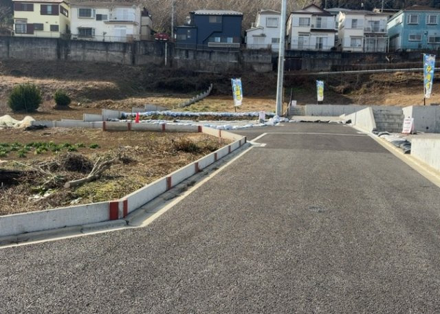 土地の前の道路に消火栓が設置されていることがあります。この場合、道路交通法第45条第1項により、駐車禁止の場所が指定されています。そのため、車庫などの駐車スペースをつくることができない場合があります。
