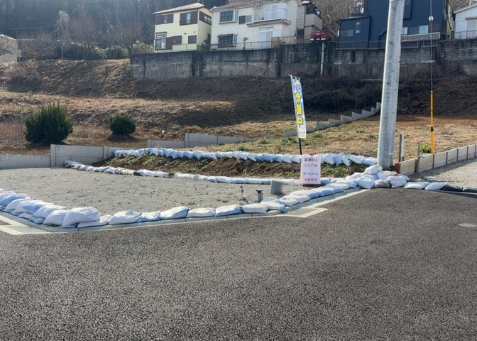 現地に行くなら、物件の周囲の地形がどうなっているかを見ることも大切です。周辺より低くなっている土地では、大雨などで水が集まりやすいため、地盤が弱くなっているということも考えられるため、注意が必要です。