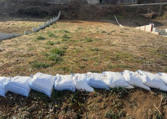 土地購入を検討されている場合、境界杭がない状態で購入してしまうと境界確定測量をする必要があり、費用がかかります。購入の前に、売主、隣土地所有者立ち合いのもと境界を確定し境界杭を設置するのがベストです。