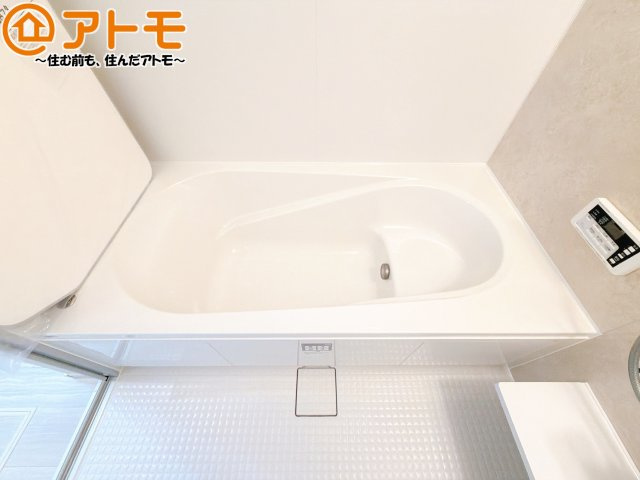 お子様やお年寄りが使いやすいだけでなく、半身浴にも便利なベンチタイプの湯舟です。お湯の節約にも！