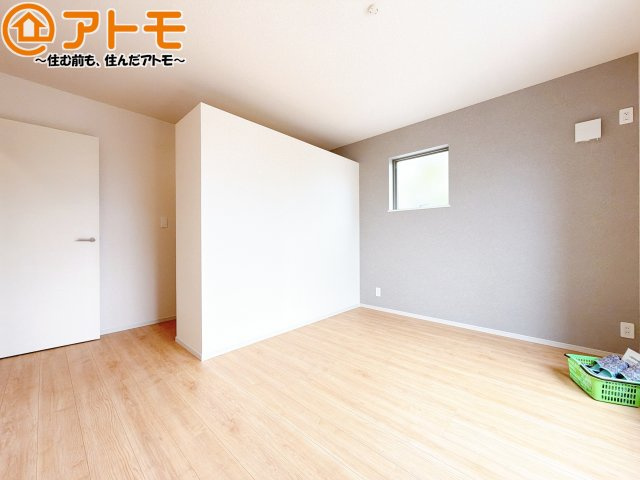 アクセントクロスが印象的なお部屋です。お気に入りの家具に囲まれてゆったり過ごしたいですね♪