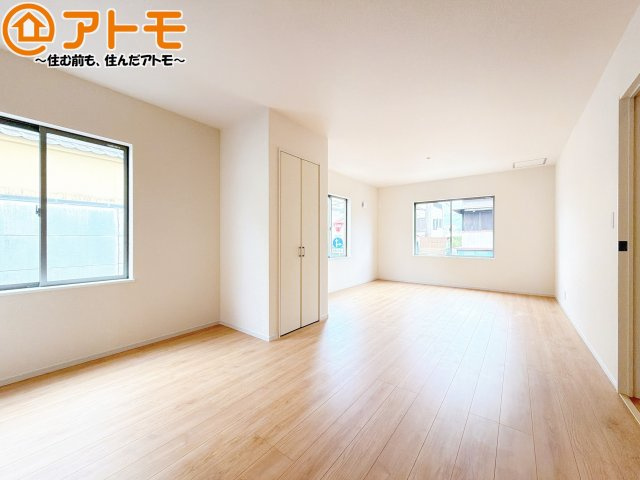 日当たりのよいリビングは、一年を通してぽかぽかとしています。家族が自然と集まる空間になりそうですね♪