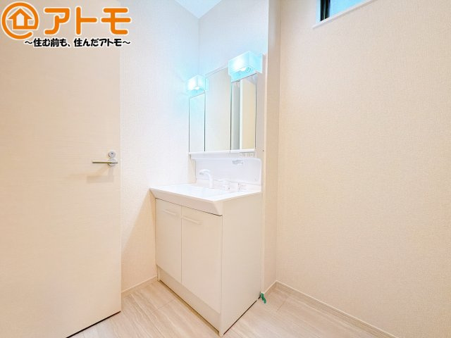 三面鏡の中は収納になっているため、スッキリとした洗面台を保つことができます♪