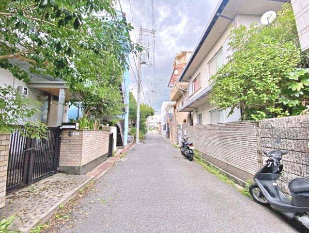 前面道路は自動車が余裕で通れる幅員があります