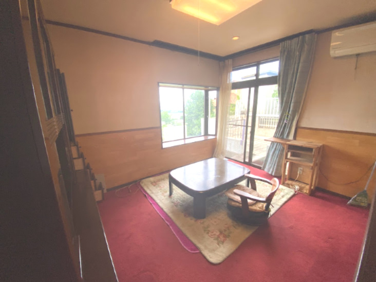 出窓から高崎のまちが眺められる眺望の良いお部屋です。　窓もたくさんあり光も差し込みます