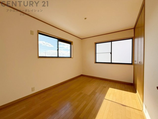 2面採光で陽当りの良い洋室です。