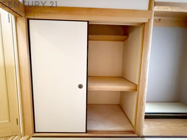 押入れは季節の衣類、寝具などを収納できます。伝統的な美しさと実用性が融合し、収納物を保護する調湿・換気効果があります。使い方によっては書類や小物なども効果的に整理でき空間を有効活用できます。　