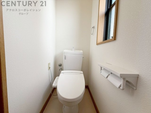 温水洗浄便座付トイレは温水洗浄機能により、暖かい水でおしりを洗浄することができ、冷たい水を使う従来の便座に比べ、温水洗浄機能で暖かいトイレを提供し、快適な使用を可能にします。　
