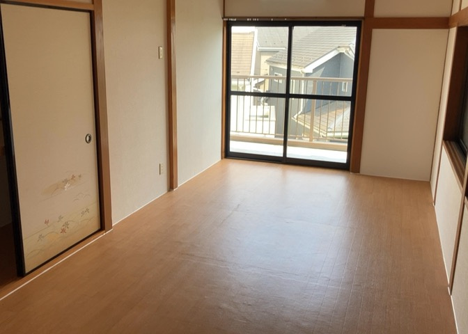 洋室のメリットは重い家具が置きやすく、身の回りが整理しやすいことです。　床がフローリングのため畳とは異なり凹みにくいです。　クローゼットなど収納が豊富で、普段使わない旅行カバンや服の整頓も簡単にです。