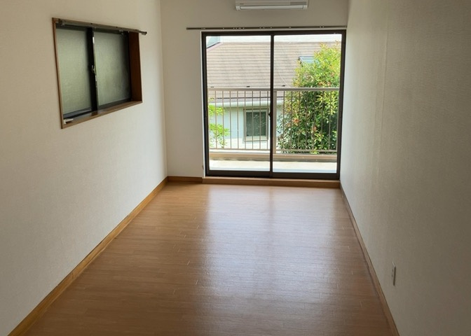 寝室でゆっくりと過ごすためにはベッド周りの適度な空間を担保することや窓の位置、照明の明るさ、寝室の広さなどを考える必要があります。自身や家族の構成とライフスタイルに併せて寝室にする部屋を選びましょう！